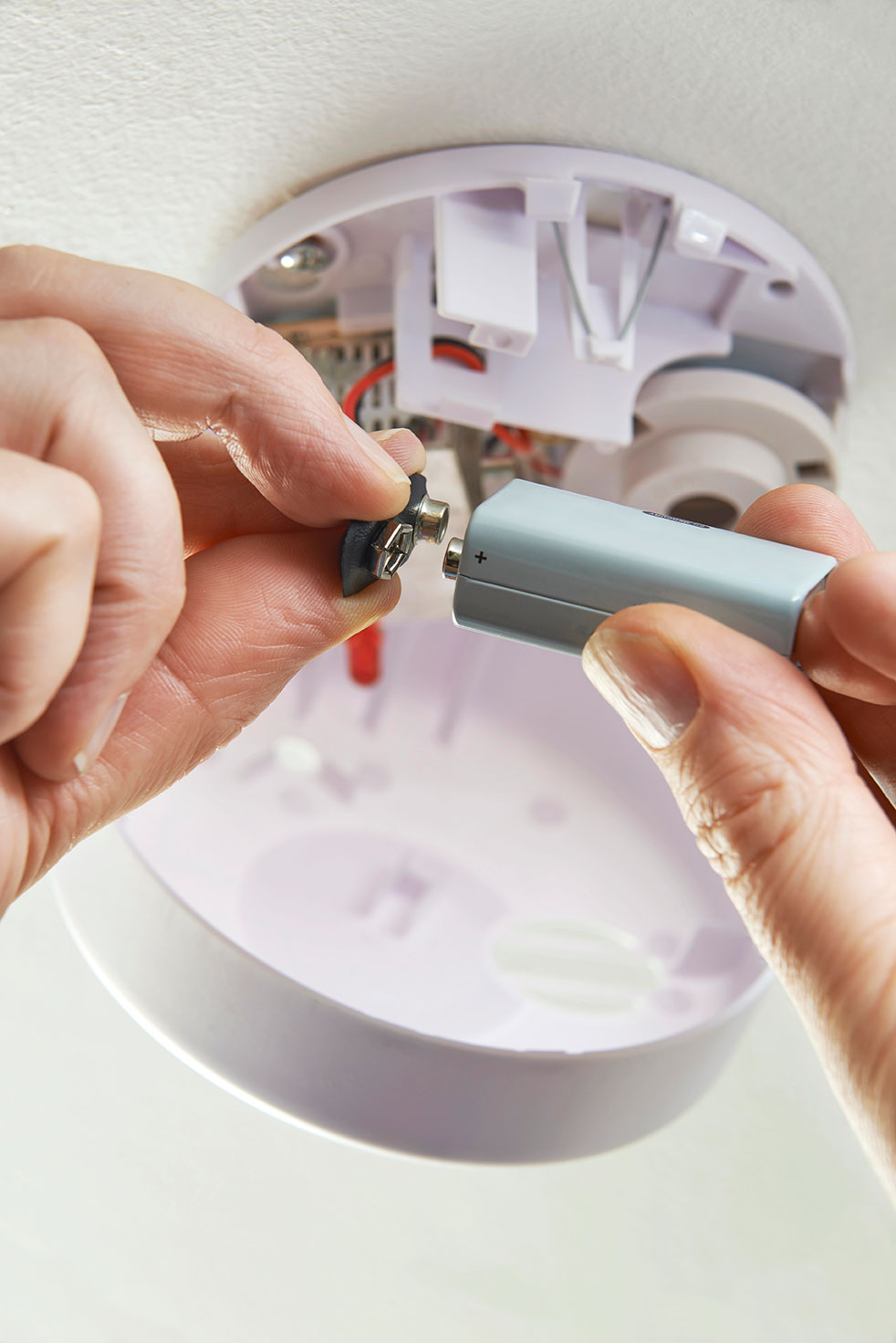 Replacing-smoke-alarm-battery