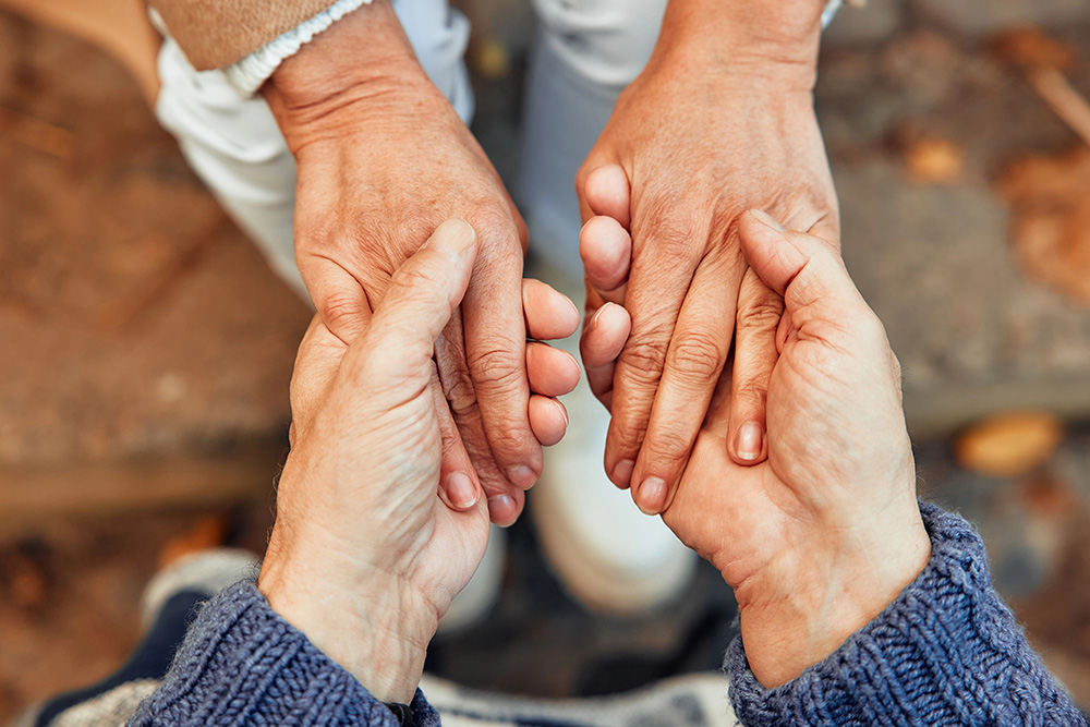 Elderly-couple-holding-hands